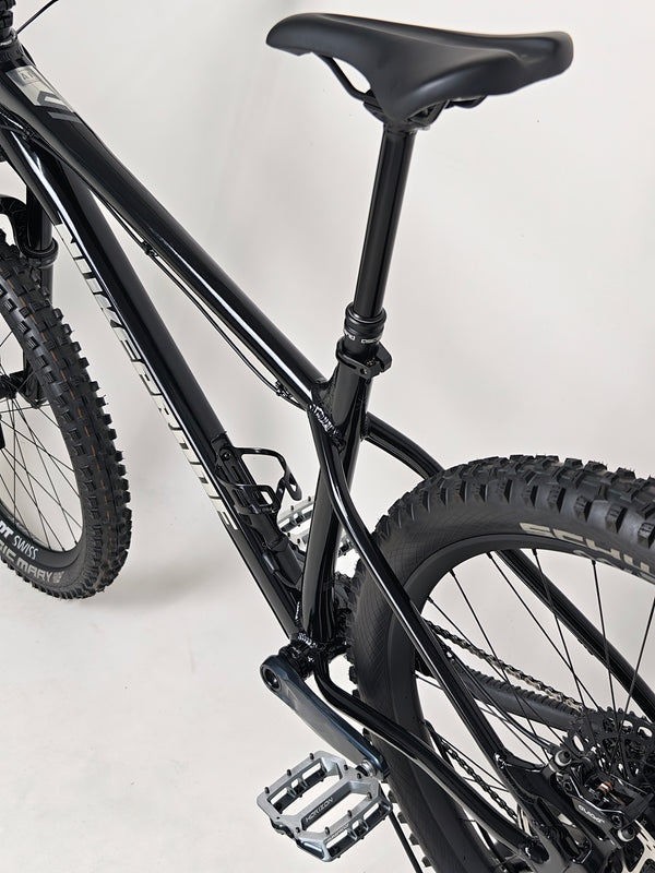 Nukeproof Scout 275 RS 2023 in excellent used condition, featuring an ergonomic handlebar setup.