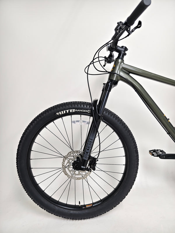 Dynamic shot of the 2023 Cannondale CUJO 2 in Medium - Used Cannondale CUJO 2 in Medium at eMado, suggesting performance capability.