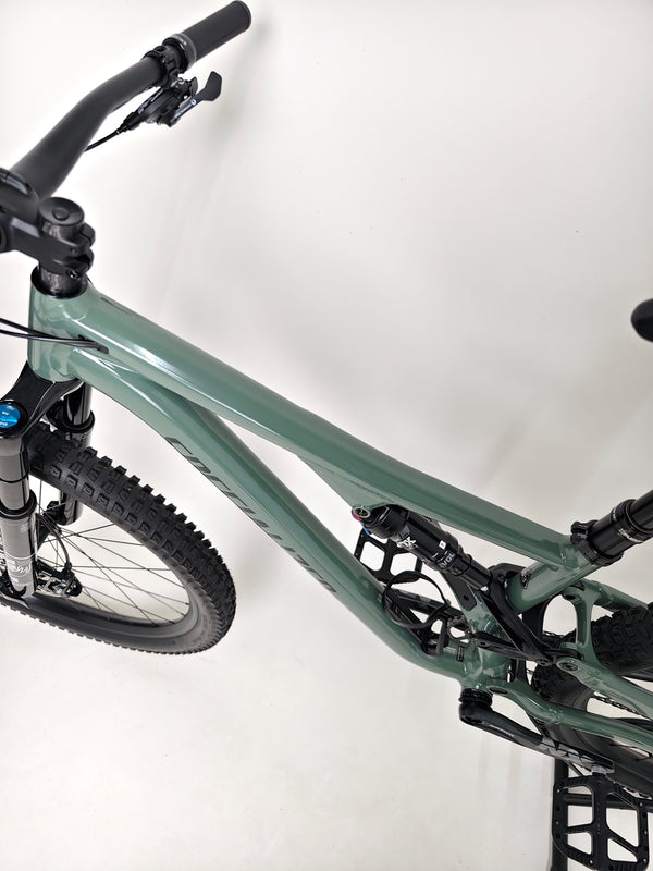 Close-up of the gearing system on the used Specialized Stumpjumper Comp Alloy mountain bike.