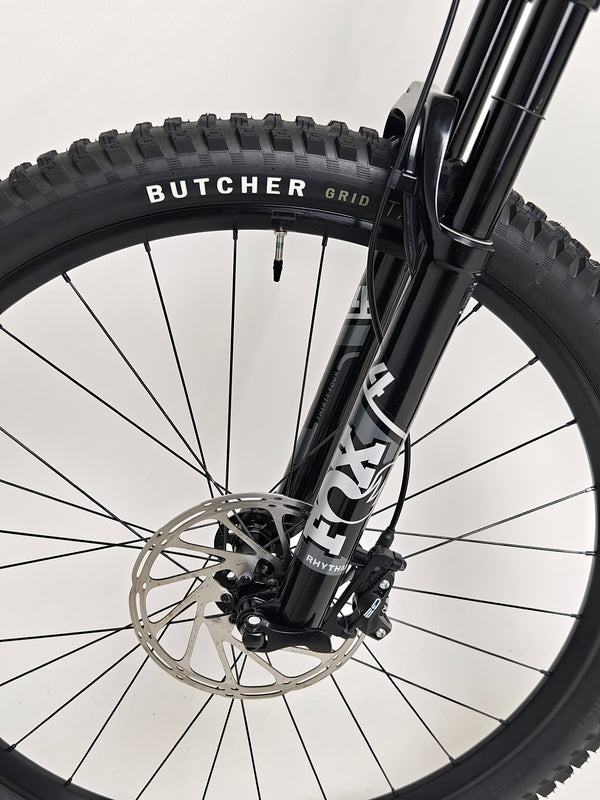 Close-up image of the used Specialized Stumpjumper Comp Alloy's crankset.