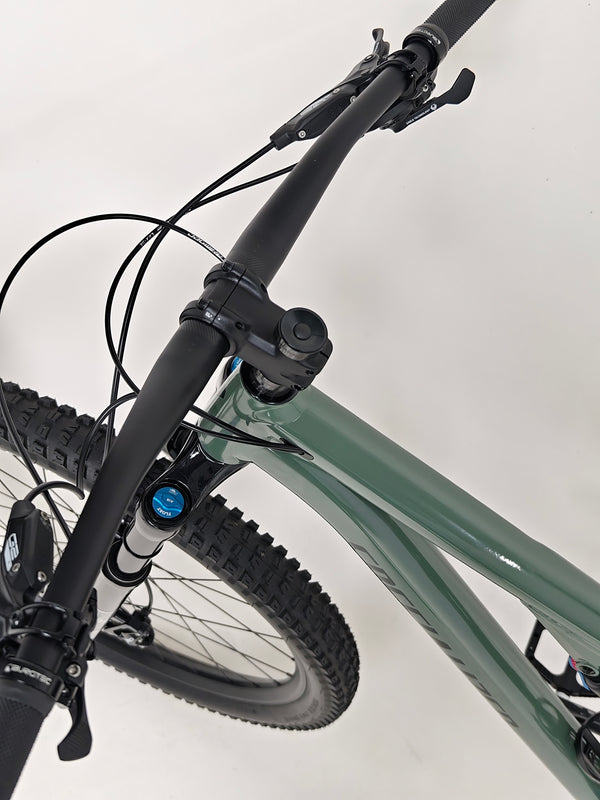 Image of the tire tread on the used Specialized Stumpjumper Comp Alloy showcasing its performance capabilities.