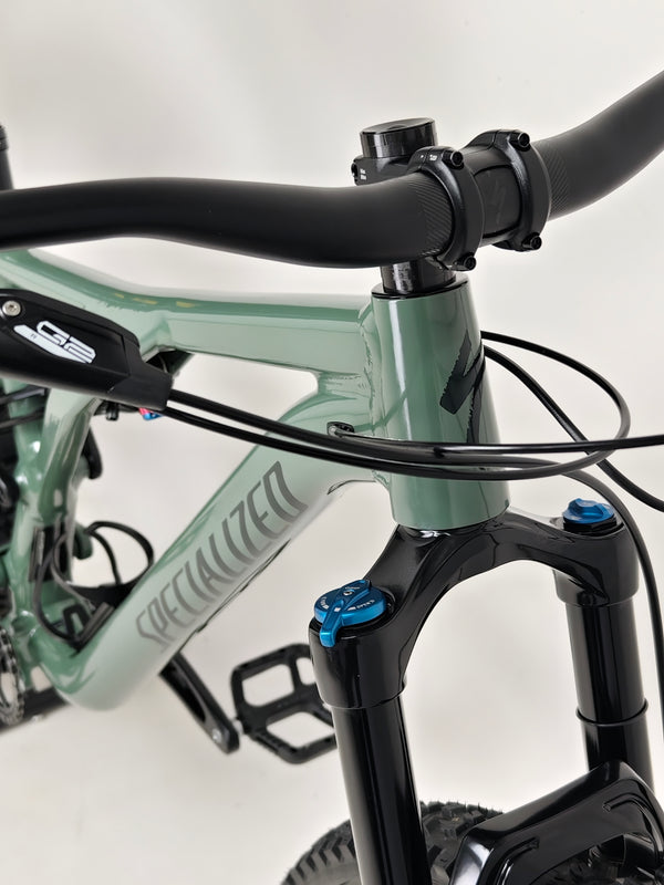 Picture of the used Specialized Stumpjumper Comp Alloy in motion, highlighting its agility.