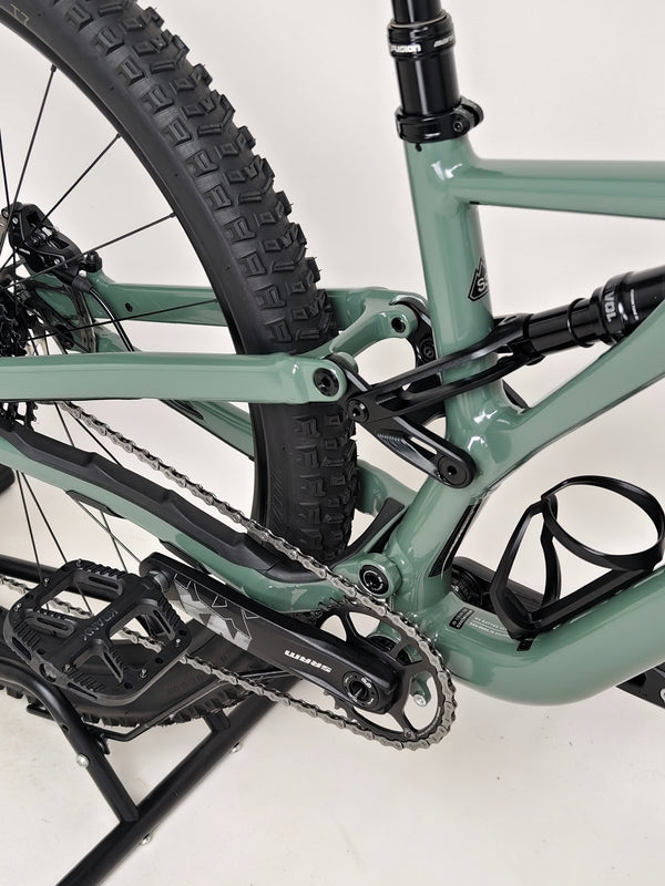 Image of the used Specialized Stumpjumper Comp Alloy displayed on a scenic background.