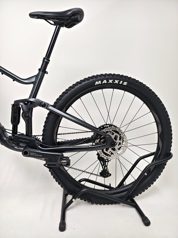 Close-up capturing the Giant Stance 29 2 frame with emphasis on paintwork condition.