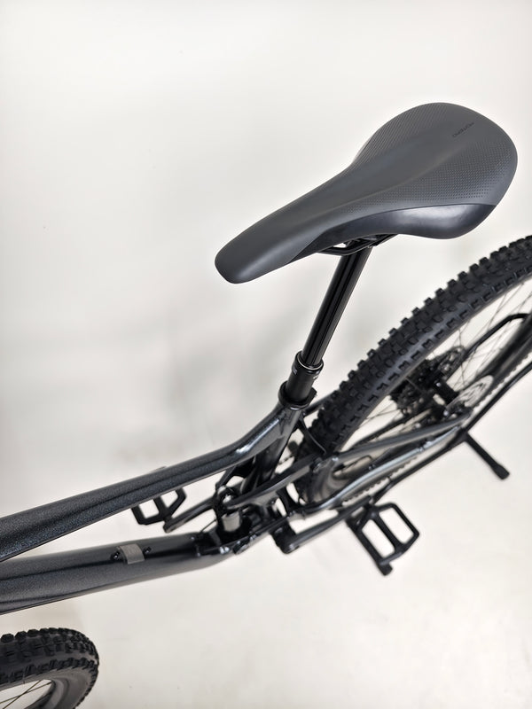 Aesthetic shot of the Giant Stance 29 2 with a focus on its colors and frame size.