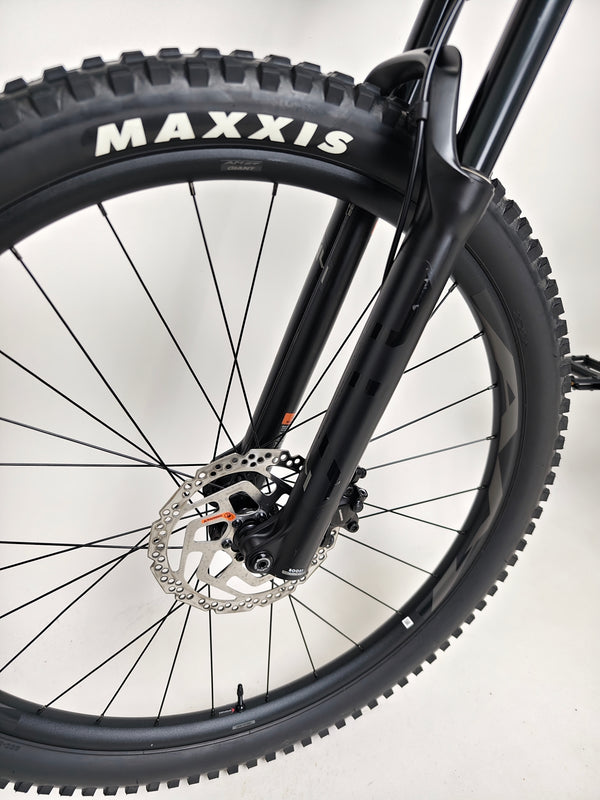 Detailed profile of the Giant Stance 29 2 highlighting components and finish.