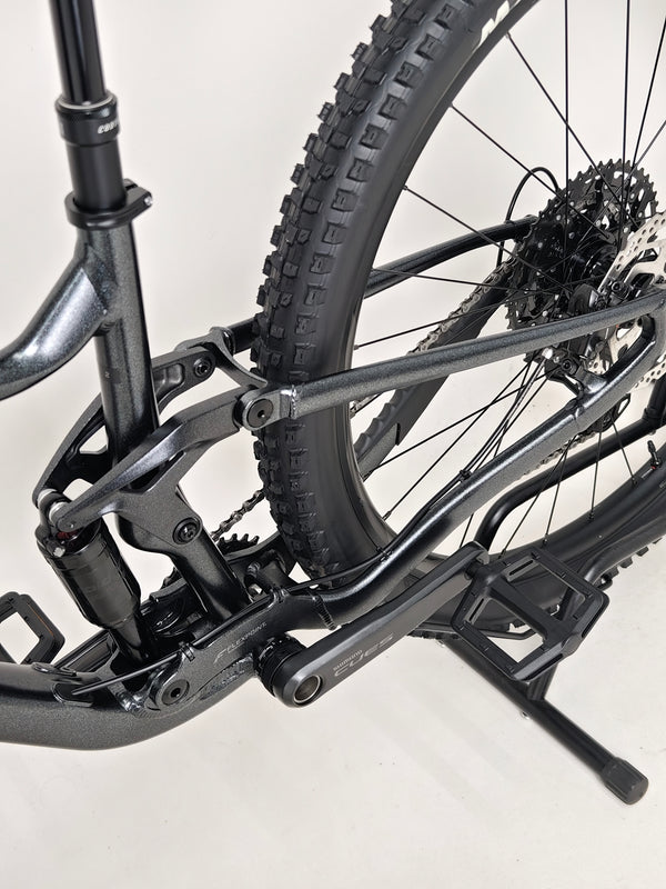 Giant Stance 29 2 2024 model in realistic outdoor condition for practical preview.