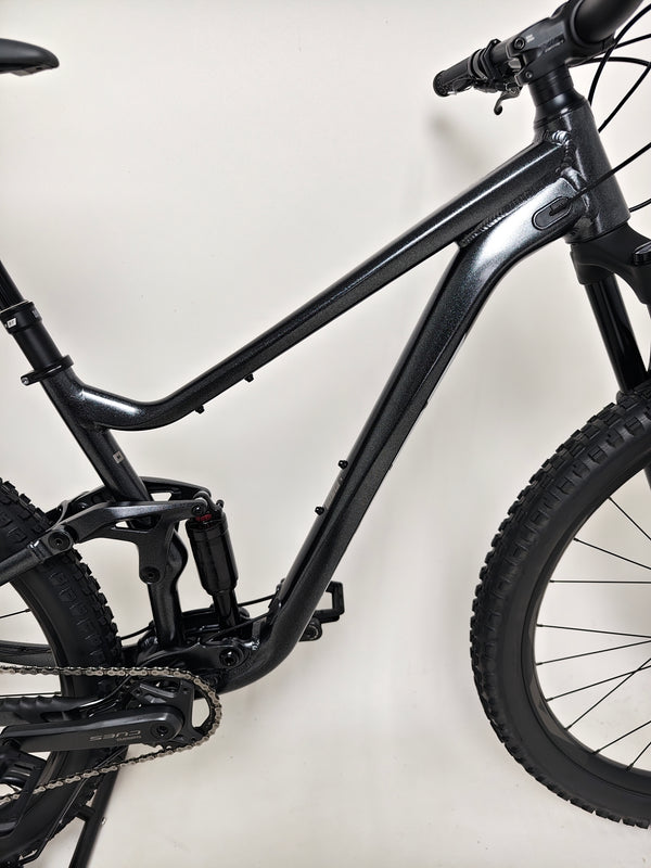 Giant Stance 29 2 2024 - showcasing the 29-inch alloy wheels and tubeless-ready tyres.