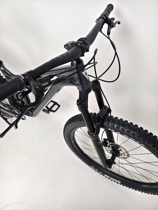 Giant Stance 29 2 with visible details of the Shimano brakes and gear system.