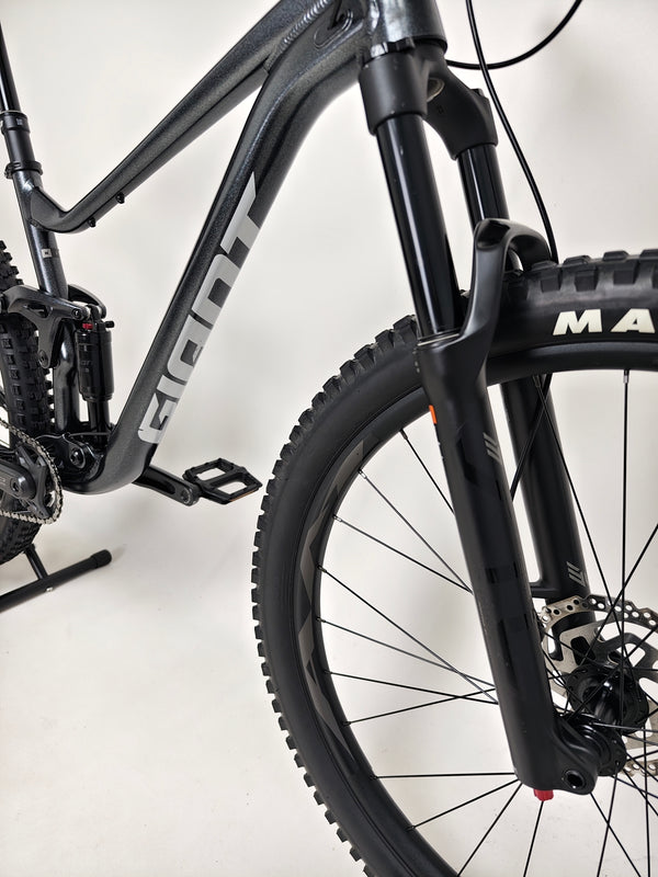 Exterior shot of the Giant Stance 29 2 mountain bike in ideal lighting, showcasing its design.
