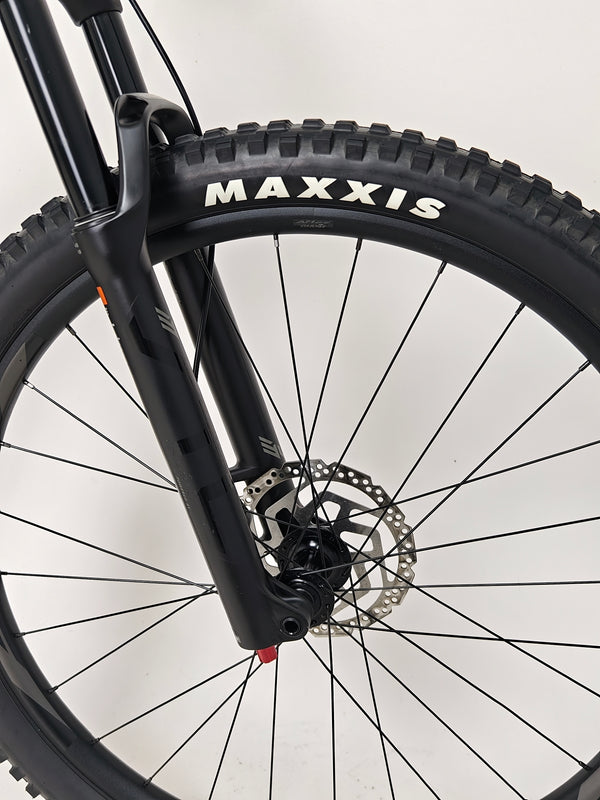 Giant Stance 29 2 close-up on shifters and mechanical parts for clarity.