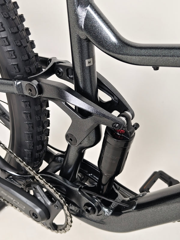 Image of the Giant Stance 29 2 featuring Shimano CUES shifters for a clearer overview.