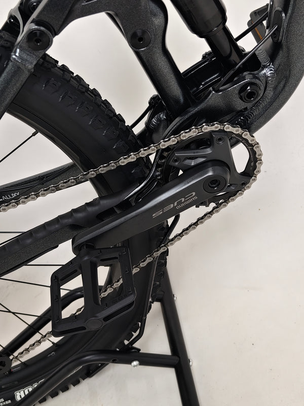 Image showcasing the dropper seat post of Giant Stance 29 2 for on-the-go adjustments.