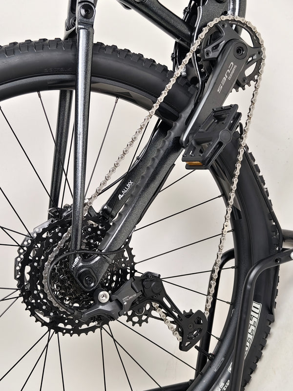 Giant Stance 29 2 2024 on display highlighting its cutting-edge mountain biking technology.