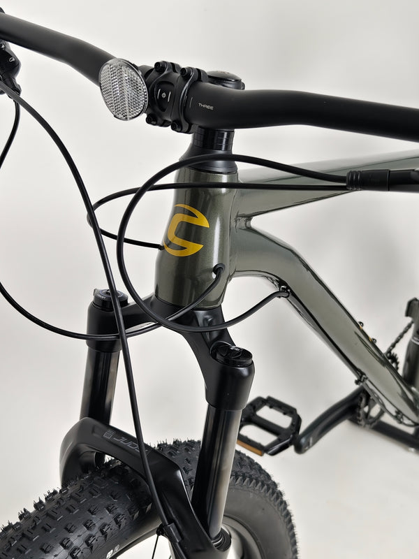 Imagery displaying the tires and wheel setup of the 2023 Cannondale CUJO 2.