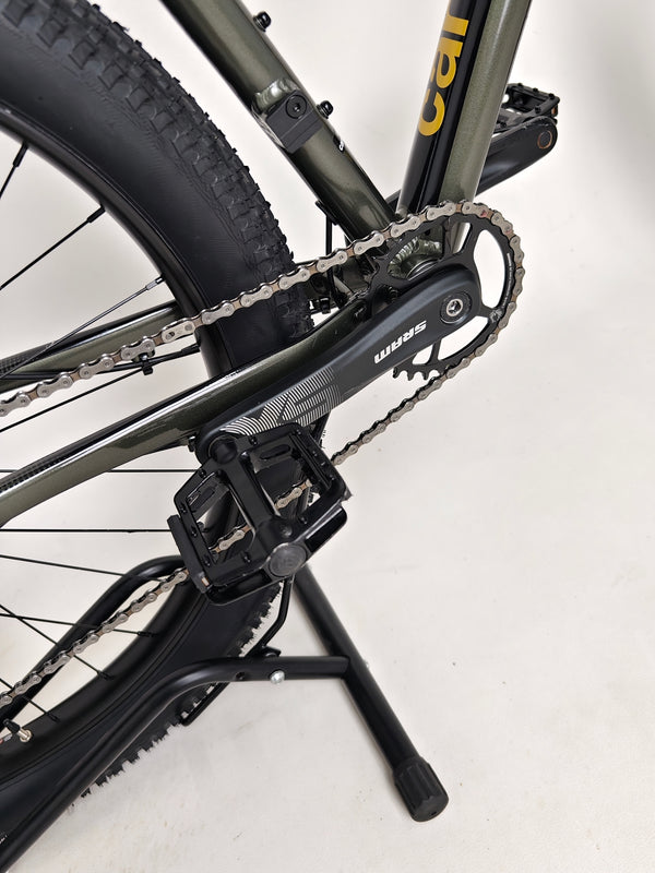 Detailed view of the SRAM cassette and derailleur on the 2023 Cannondale CUJO 2.