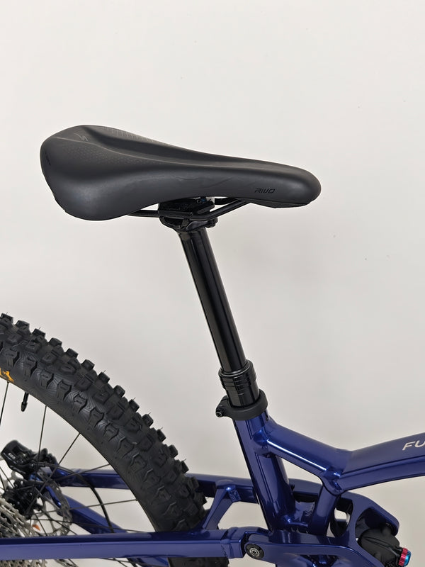 Trek Fuel EX 7 2024 Gen 6 (upgraded), M-L in Very Good Condition - demoing the internal routing system.