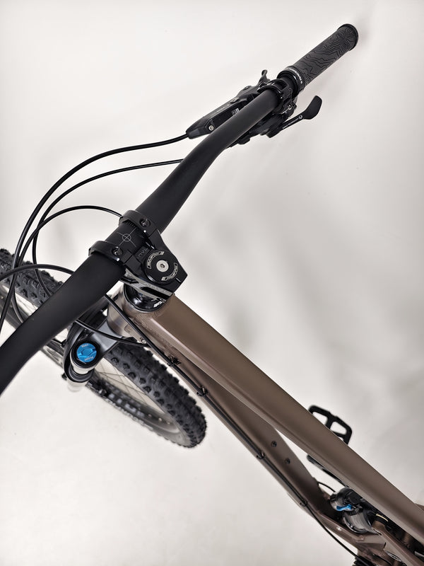 The Transition Smuggler NX 2024 in medium displayed on a scenic trail, ready for outdoor adventures.