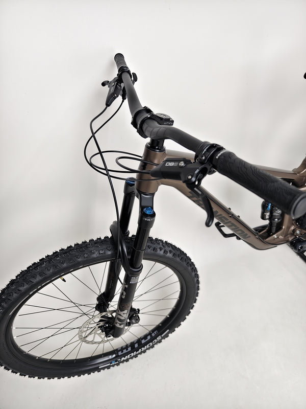 Close-up of the bike frame characteristics of the Transition Smuggler NX 2024 in medium, showing off its quality.