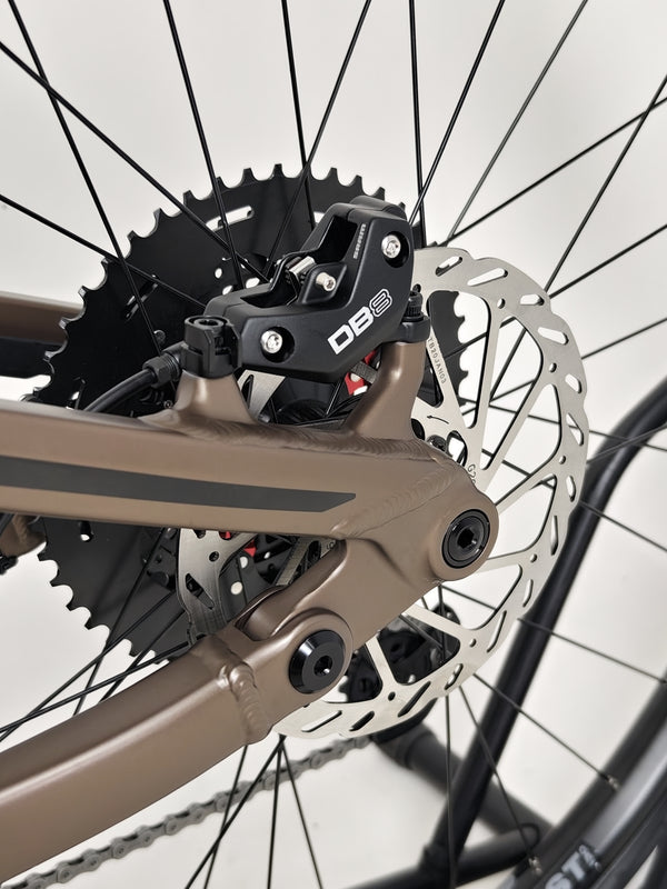 Highlighted detail of the custom components on the Transition Smuggler NX 2024 in medium, ensuring top performance.