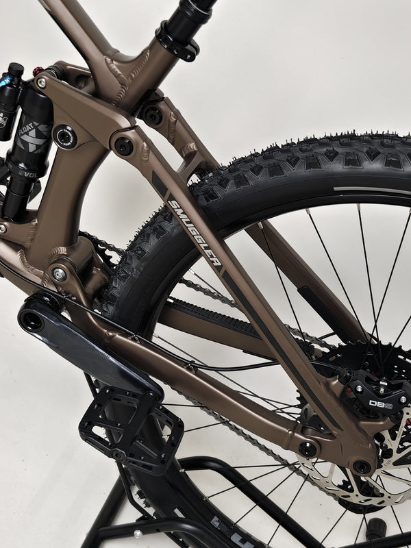 Detailed view of the cranks and gears on the Transition Smuggler NX 2024 in medium, showcasing its performance gear.