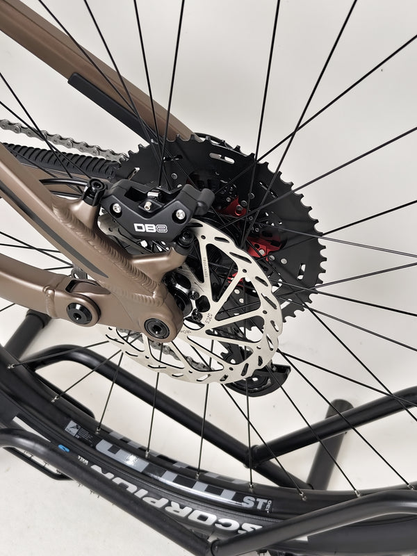 Dynamic angle of the Transition Smuggler NX 2024 in medium focused on the bike profile.