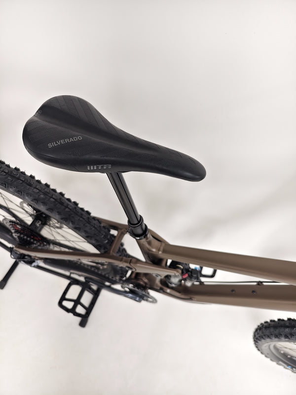 Detailed image of the front fork on the Transition Smuggler NX 2024 in medium, featuring premium suspension technology.