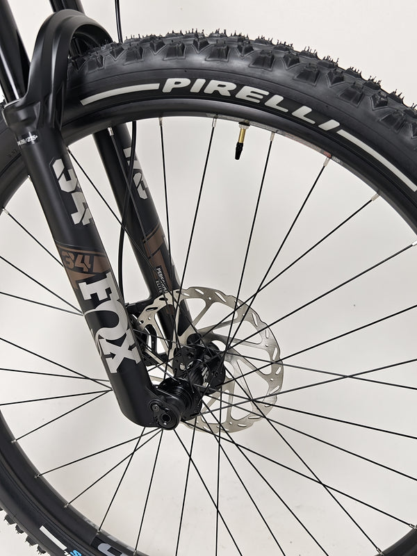 Front view with focus on front wheel and suspension of the Transition Smuggler NX 2024 in medium.