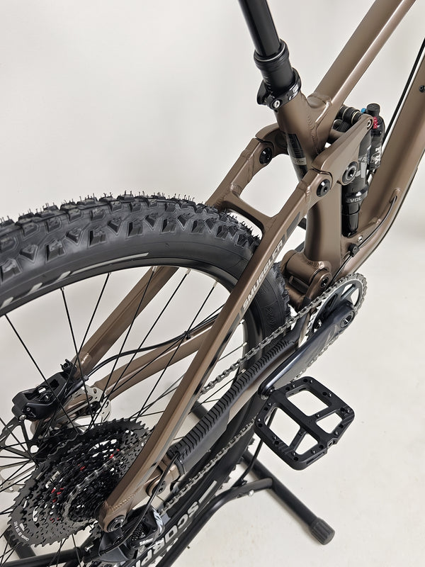 Detailed angle of the frame welds and finish on the Transition Smuggler NX 2024 in medium, showing craftsmanship.