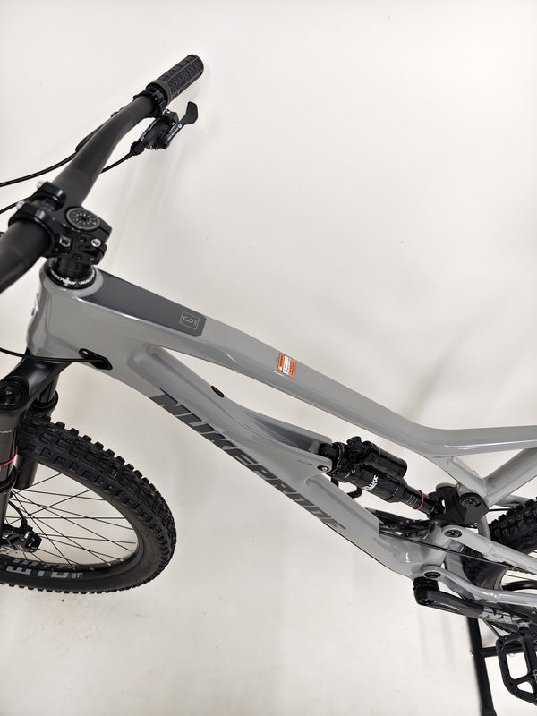 Nukeproof Mega 290 CARBON - Image of the bike's fork details and stanchion quality.