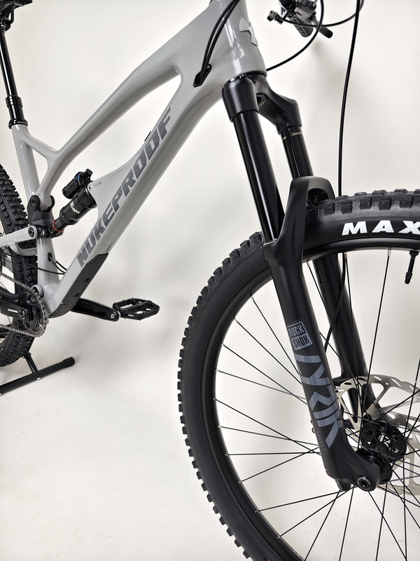 Nukeproof Mega 290 CARBON - Close-up of the custom carbon fibre frame construction.