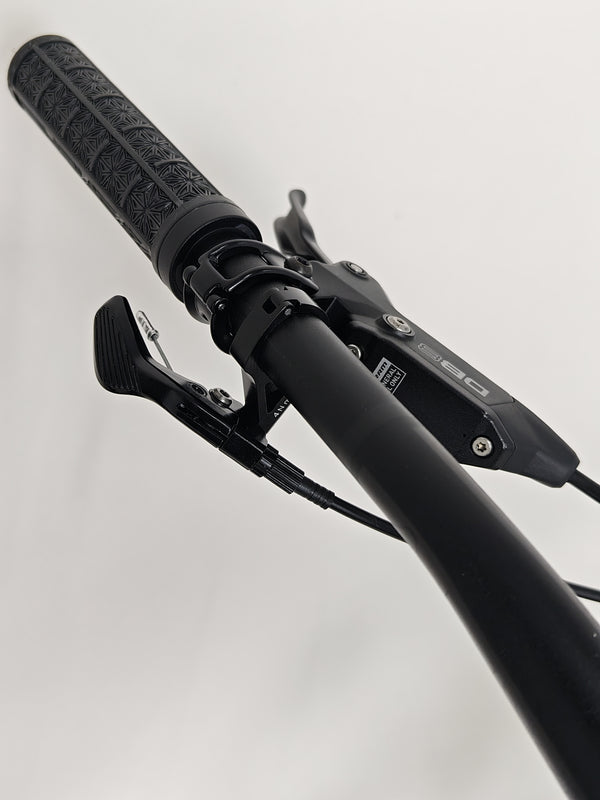 Nukeproof Mega 290 CARBON - Image of the SRAM DB8 brake system from an angle.