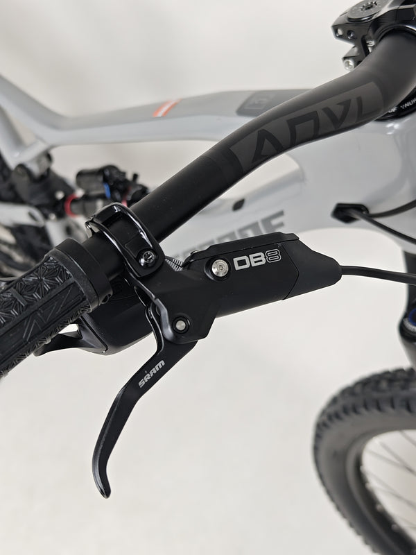 Nukeproof Mega 290 CARBON - Close-up of frame welds and carbon structures.