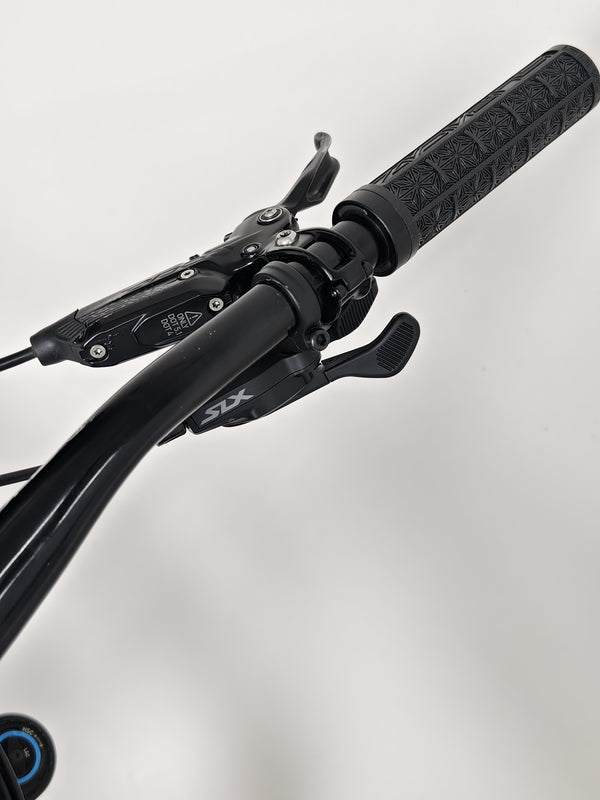 Professional photograph of the Orange ALPINE 6 mountain bike featuring its premium build.