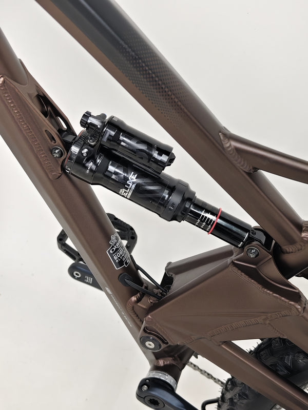 Technical details of the Orange ALPINE 6 mountain bike, showcasing component quality.