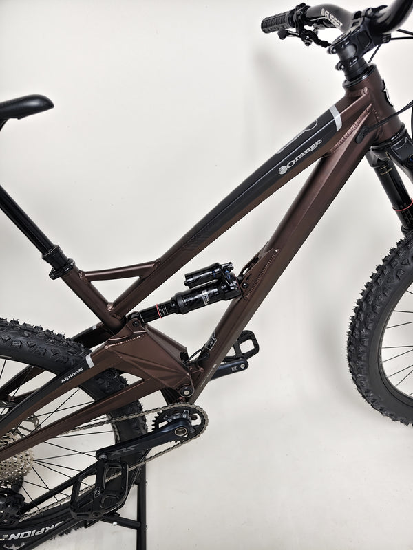 Detailed shot of the Orange ALPINE 6's gear system, highlighting its functionality and precision.