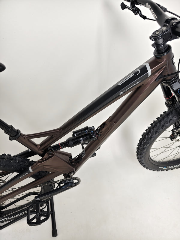 Detailed view of the Orange ALPINE 6 mountain bike's graphics and branding.