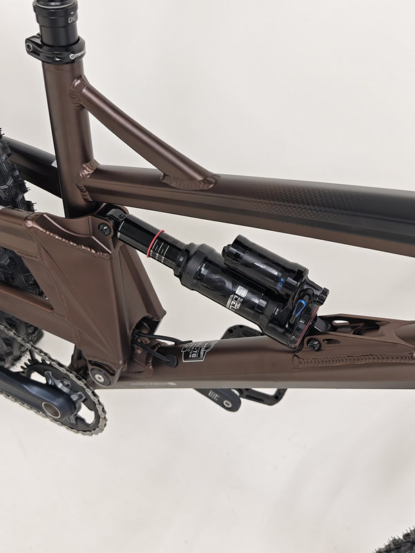 The Orange ALPINE 6 mountain bike ready to conquer variegated terrains.