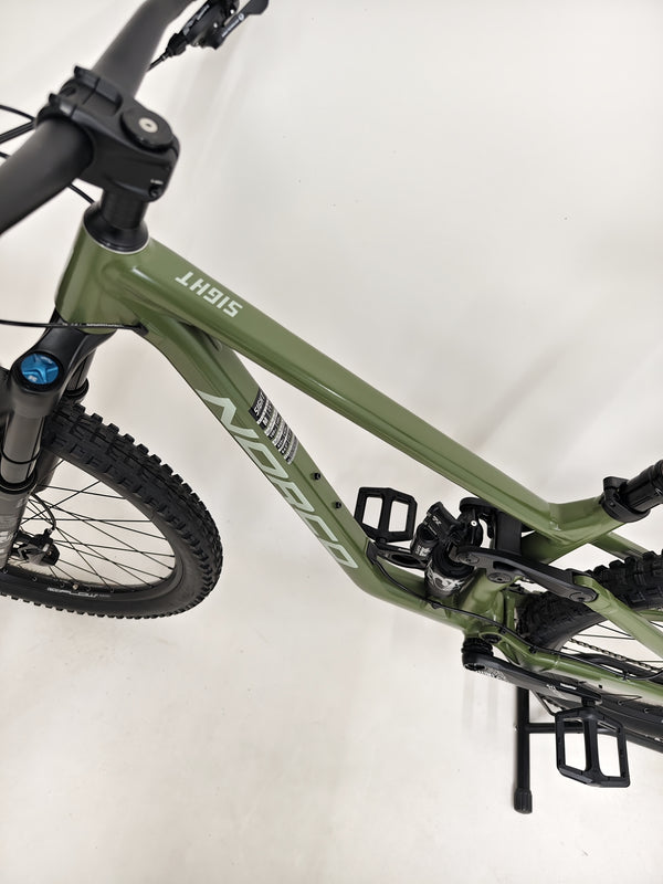 Detailed inspection of the DT Swiss 370 hubs on the Norco Sight A2 2021, emphasizing build quality.