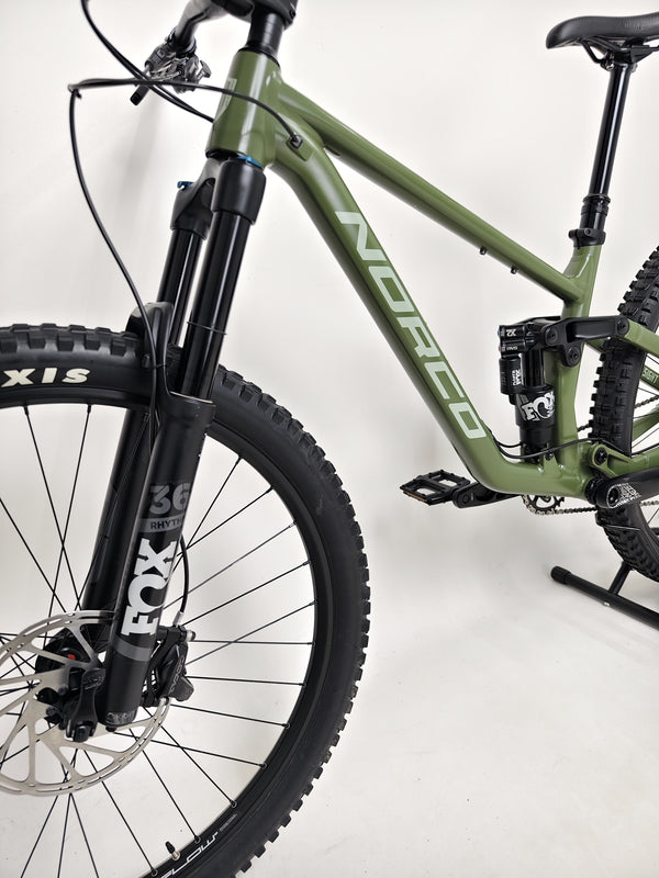 Full side profile of the Norco Sight A2 2021, exhibiting its sleek green frame and enduro-ready build.