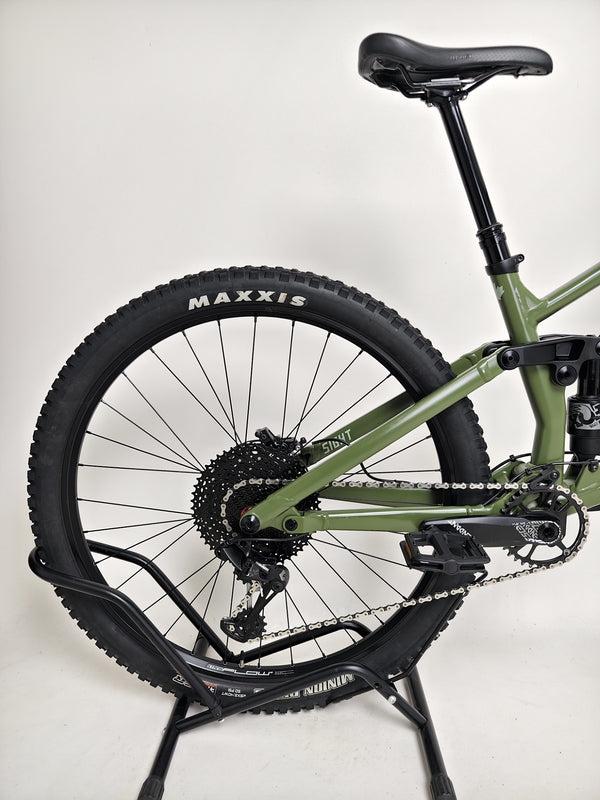 Norco Sight A2 2021 mountain bike positioned stylishly, showcasing its geometry and detailing.