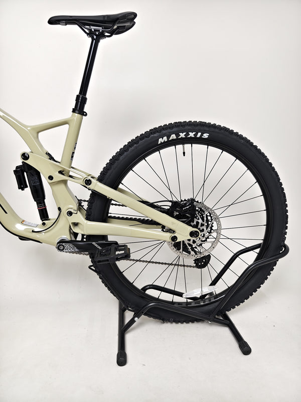 Side view focusing on the GT Force Carbon Elite 2023's frame geometry for optimal rider performance.