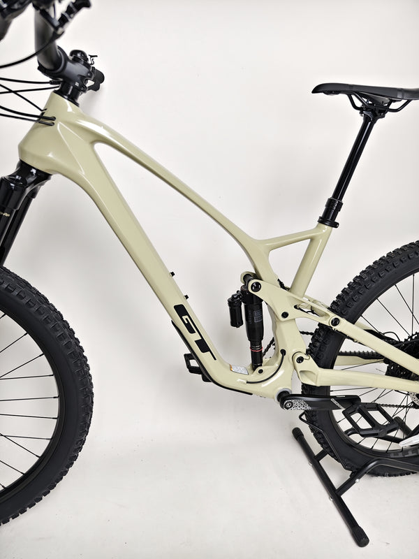 Showing the crankset with Truvativ Descendent 6K on the GT Force Carbon Elite 2023, emphasizing its 12-speed design.