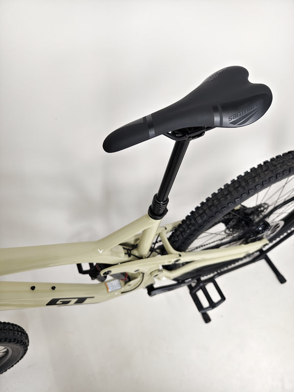 Detail of the 160mm travel feature on the GT Force Carbon Elite 2023 full suspension mountain bike.