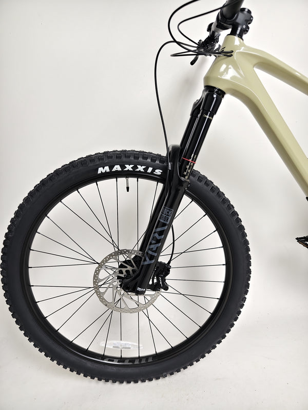 Close-up of the tubeless setup on the GT Force Carbon Elite 2023 mountain bike, showcasing its advanced features.