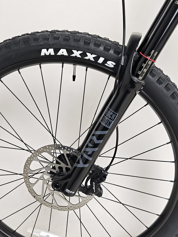 Intimate view of the GT Force Carbon Elite 2023 chainrings, emphasizing quality materials and engineering.