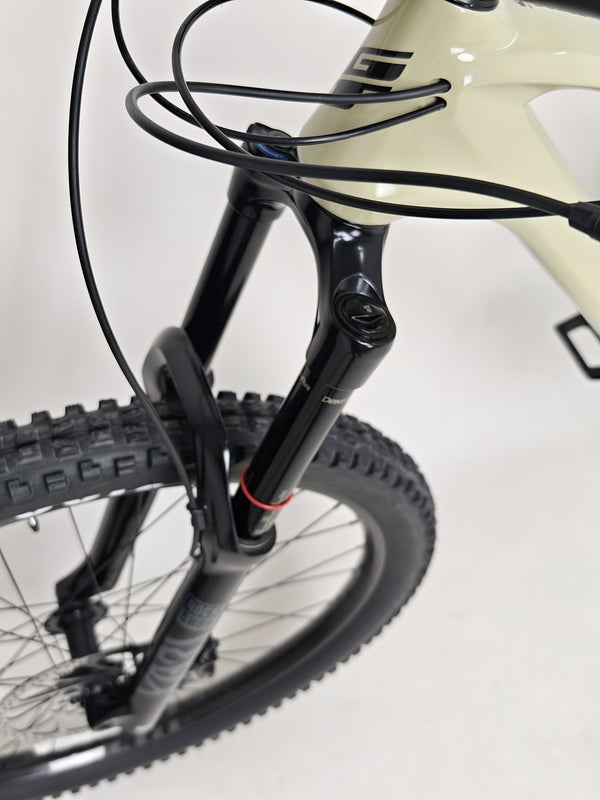 Showing the handlebar grips on the GT Force Carbon Elite 2023, designed for rider comfort and control.