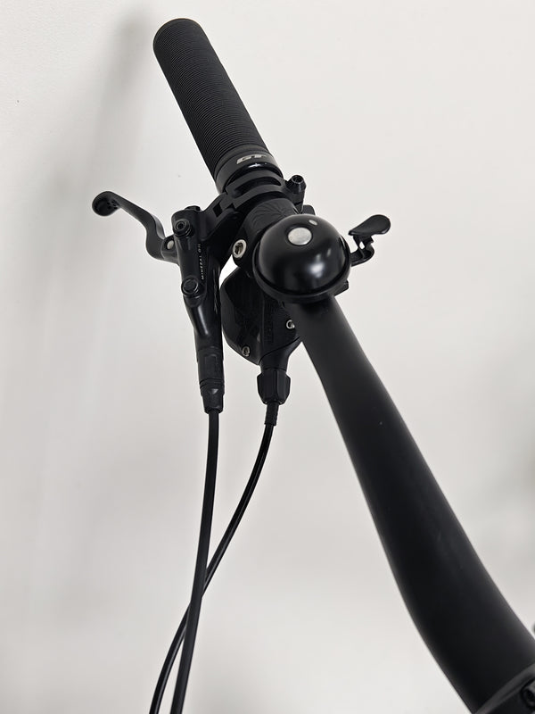 Image highlighting the high pivot LTS suspension system of the GT Force Carbon Elite 2023, enhancing ride performance.