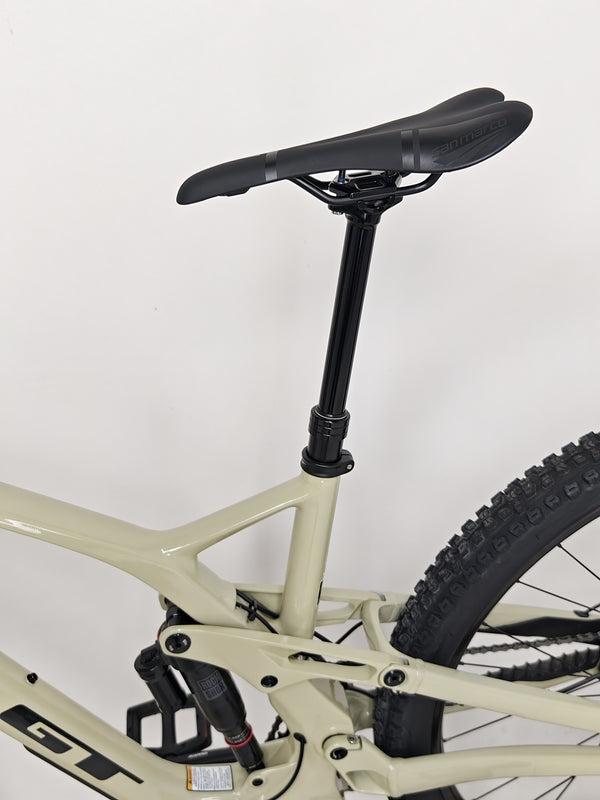 Showing the seat post and saddle on the GT Force Carbon Elite 2023, featuring comfortable design in excellent condition.