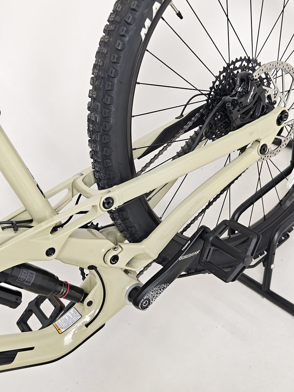 Image showing the overall layout of the GT Force Carbon Elite 2023 in excellent condition for mountain biking.
